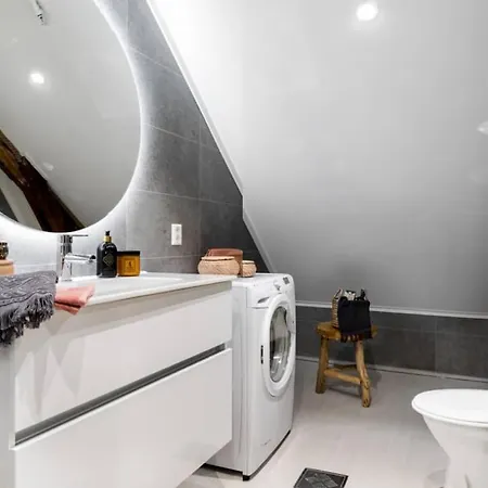 Apartman Centrally Located 2 Bedroom *